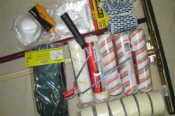 Для окраски полов Вам понадобится валик, перчатки, краска, грунтовка, лоток, молярный скотч. 